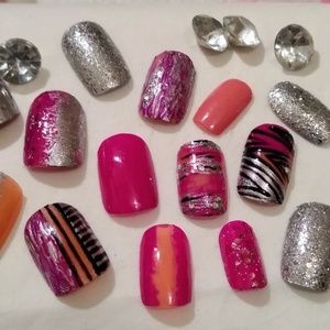 Set of hand designed press on nails